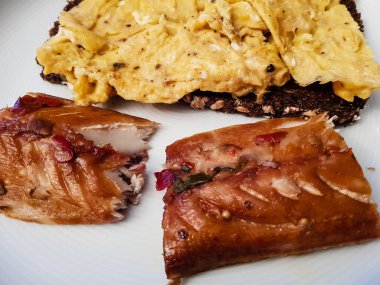 Füme uskumru ve salatalı balık köftesi.