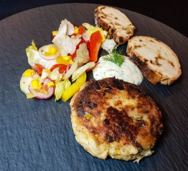 Füme uskumru ve salatalı balık köftesi.