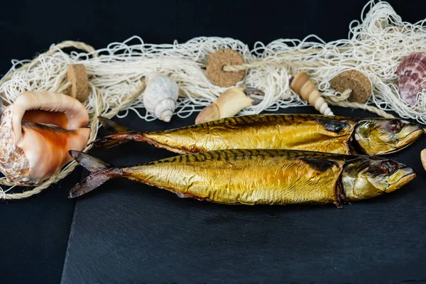 Balık Ağlarının Önünde Füme Uskumru — Stok fotoğraf