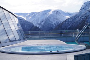 Norveç fiyortlarında bir yolcu gemisiyle