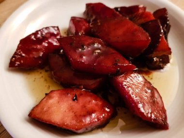 Kızarmış ördek göğsü, kırmızı lahana ve kroket.