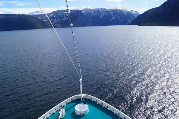 Com Navio Cruzeiro Nos Fiordes Norway — Fotografia de Stock