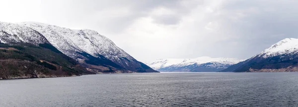 Con Una Nave Crociera Nei Fiordi Norway — Foto Stock