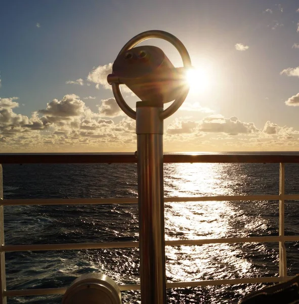 Fernglas Eines Kreuzfahrtschiffes — Stockfoto