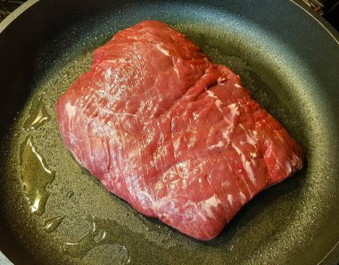 Orman mantarlı biftek ve kızarmış patates.