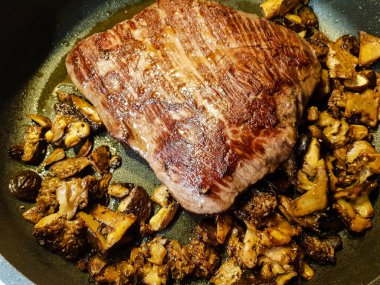 Orman mantarlı biftek ve kızarmış patates.