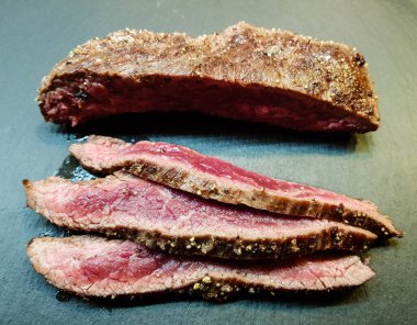 Orman mantarlı biftek ve kızarmış patates.