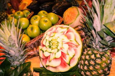 Mükemmel bir meyve oymacılığı.