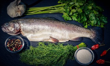 bbq için taze gökkuşağı alabalığı ve baharat.