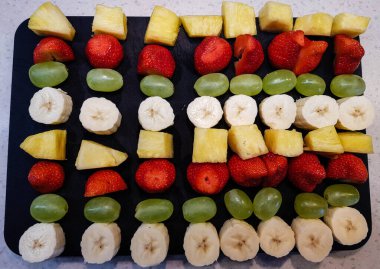 Çikolatayla kaplı bir şişte farklı meyveler.