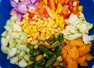 ekmek ve fırında koyun peyniri ve surimi salatası.