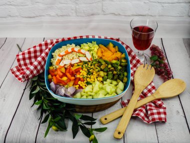 ekmek ve fırında koyun peyniri ve surimi salatası.