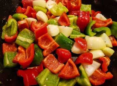 Rosemary patates ve fırın sebzeli kızarmış tavuk.