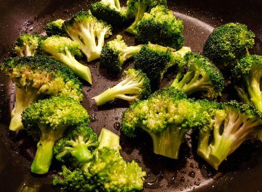 Rosemary patates ve fırın sebzeli kızarmış tavuk.