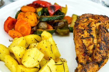 Rosemary patates ve fırın sebzeli kızarmış tavuk.