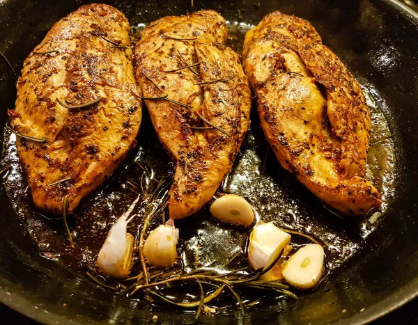 Frango Assado Peito Com Batatas Alecrim Legumes Forno — Fotografia de Stock