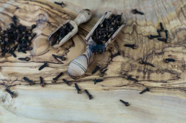 Zeytin ağacında kurutulmuş karanfil.