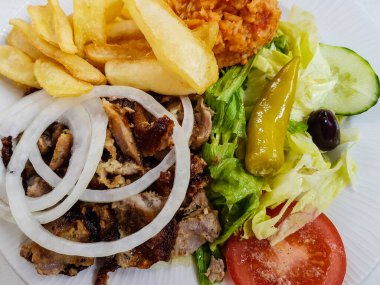 Pommes patates kızartması ve salatalı Yunan Gıda jiroskopu