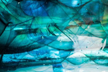 Suda yağlı boya emülsiyonları olan soyut sanat eserleri