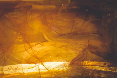 Suda yağlı boya emülsiyonları olan soyut sanat eserleri