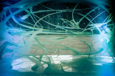 Suda yağlı boya emülsiyonları olan soyut sanat eserleri