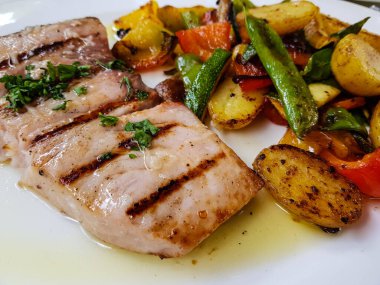 Akdeniz sebzeli kılıçbalığı fileto.