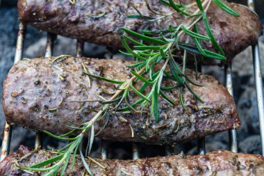 Izgarada baharatlı et