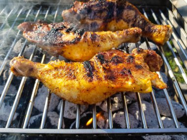 Baharatlı tavuk budu ve ızgaradaki diğer etler.