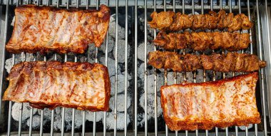 Baharatlı tavuk budu ve ızgaradaki diğer etler.