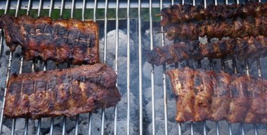 Baharatlı tavuk budu ve ızgaradaki diğer etler.