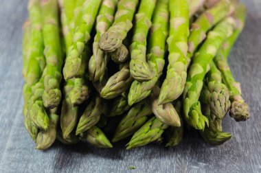 Pişmemiş taze yeşil Alman kuşkonmazı.