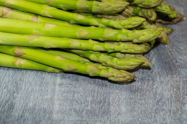 Pişmemiş taze yeşil Alman kuşkonmazı.