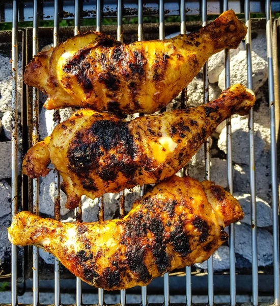 Πικάντικα Μπούτια Κοτόπουλου Και Άλλο Κρέας Στη Σχάρα — Φωτογραφία Αρχείου