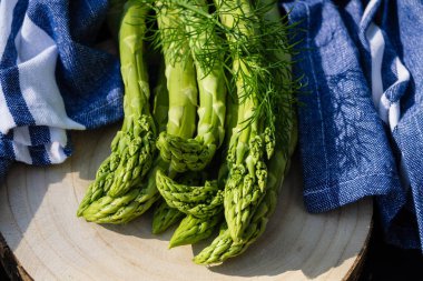 Taze beyaz ya da yeşil kuşkonmaz.