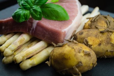 Taze beyaz ya da yeşil kuşkonmaz.