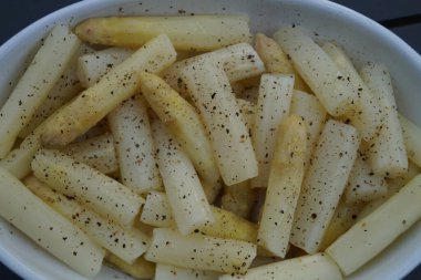 Taze beyaz ya da yeşil kuşkonmaz.