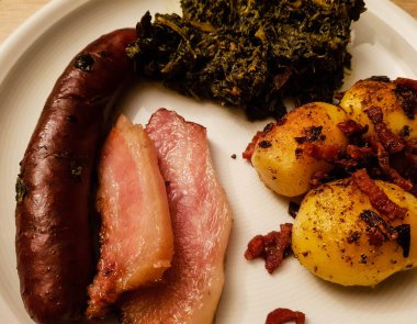 Geleneksel Kuzey Alman yemeği domuz pastırması ve sosisli kıvırcık lahana.