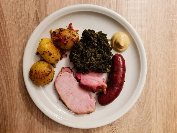 Tradicional Norte Alemão Comida Encaracolado Couve Com Porco Bacon Salsichas — Fotografia de Stock