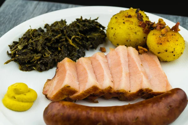 Tradicional Norte Alemão Comida Encaracolado Couve Com Porco Bacon Salsichas — Fotografia de Stock