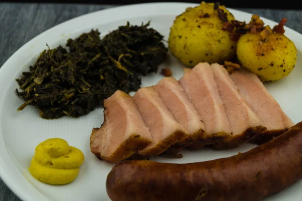 Tradicional Norte Alemão Comida Encaracolado Couve Com Porco Bacon Salsichas — Fotografia de Stock