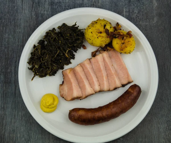 Tradicional Norte Alemão Comida Encaracolado Couve Com Porco Bacon Salsichas — Fotografia de Stock
