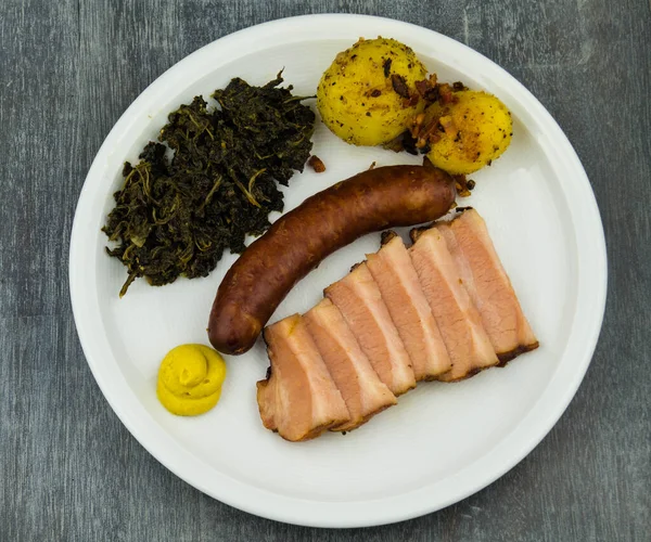 Tradicional Norte Alemão Comida Encaracolado Couve Com Porco Bacon Salsichas — Fotografia de Stock