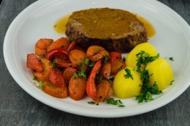 Geleneksel Alman köftesi.