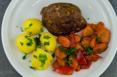 Geleneksel Alman köftesi.