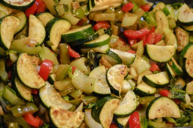 Kabaklı tavuk göğsü, choi choi fırın sebzesi.