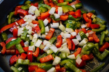 Kabaklı tavuk göğsü, choi choi fırın sebzesi.