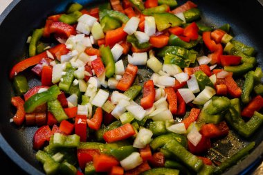 Kabaklı tavuk göğsü, choi choi fırın sebzesi.