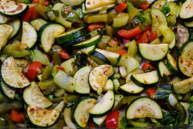 Kabaklı tavuk göğsü, choi choi fırın sebzesi.