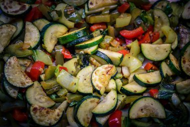 Kabaklı tavuk göğsü, choi choi fırın sebzesi.