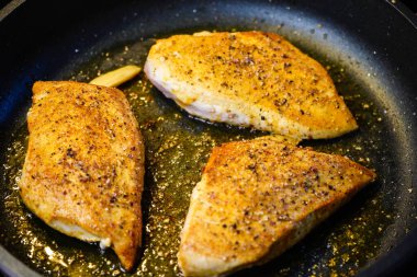 Kabaklı tavuk göğsü, choi choi fırın sebzesi.